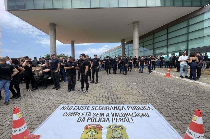 Policias penais protestam por reajuste salarial na CLDF - (crédito: Davi Cruz/CB/ D.A Press) Policias penais protestam por reajuste salarial na CLDF - (crédito: Davi Cruz/CB/ D.A Press)