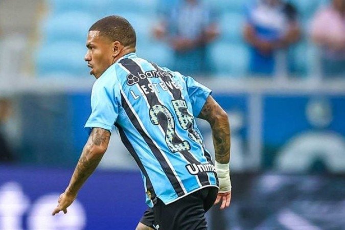 LUCAS ESTEVES - Foi importante na construÃ§Ã£o de jogadas e nÃ£o deu espaÃ§os na marcaÃ§Ã£o. NOTA 7,0 - Foto: Lucas Uebel/GrÃªmio