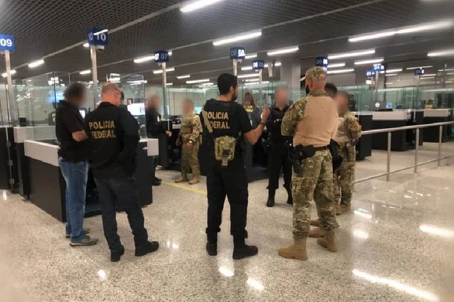 Dois foragidos da Justiça são presos em Confins entre os deportados dos EUA