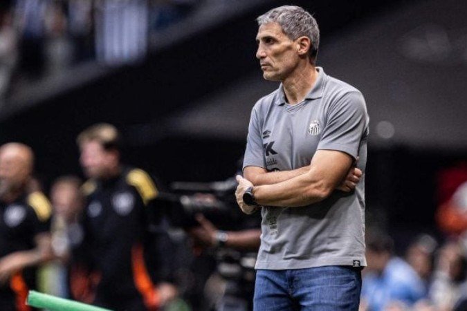 Vojvoda destaca melhor atuação do Santos e vê evolução após vitória: 