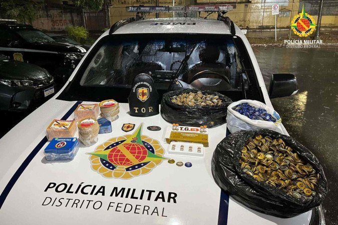 PMDF apreende medicamento de venda controlada e material para falsificação de bebidas na DF 290 - (crédito: PMDF/Divulgação) PMDF apreende medicamento de venda controlada e material para falsificação de bebidas na DF 290 - (crédito: PMDF/Divulgação)