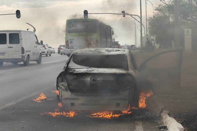 Carro de motorista de aplicativo pega fogo em canteiro próximo ao Memorial JK - (crédito: Ed Alves/C.B/D.A Press) Carro de motorista de aplicativo pega fogo em canteiro próximo ao Memorial JK - (crédito: Ed Alves/C.B/D.A Press)