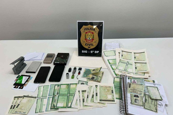Falsificador de documentos é preso - (crédito: PCDF/Divulgação) Falsificador de documentos é preso - (crédito: PCDF/Divulgação)