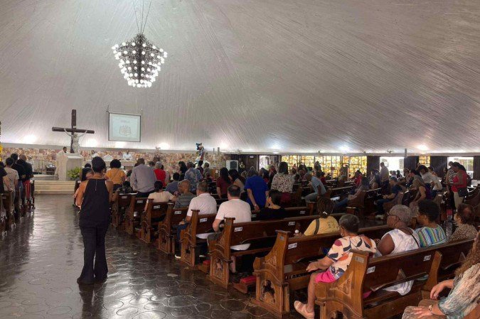 Fiéis vão à Paróquia Santa Edwiges para homenagear a padroeira dos endividados
 -  (crédito: Davi Cruz/CB.Press)