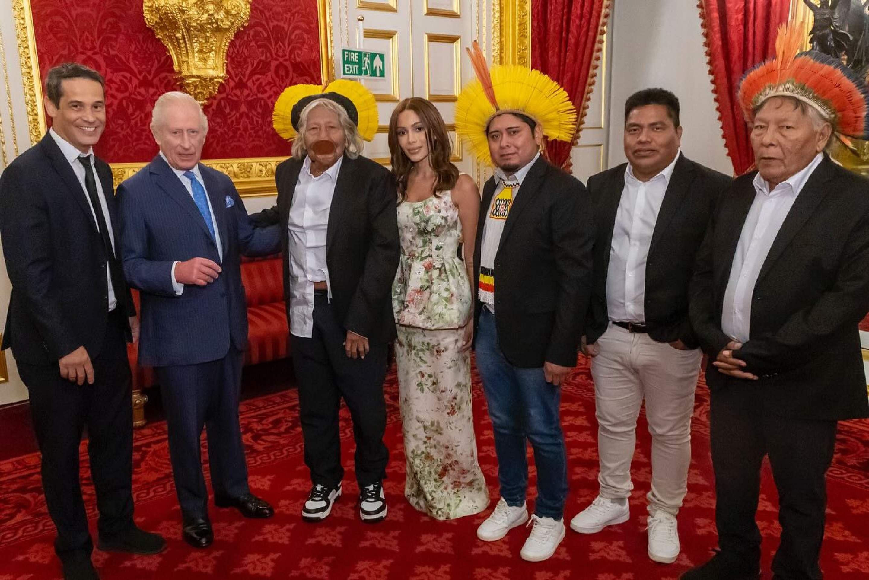 Anitta se encontra com Rei Charles III em evento sobre meio ambiente na Inglaterra