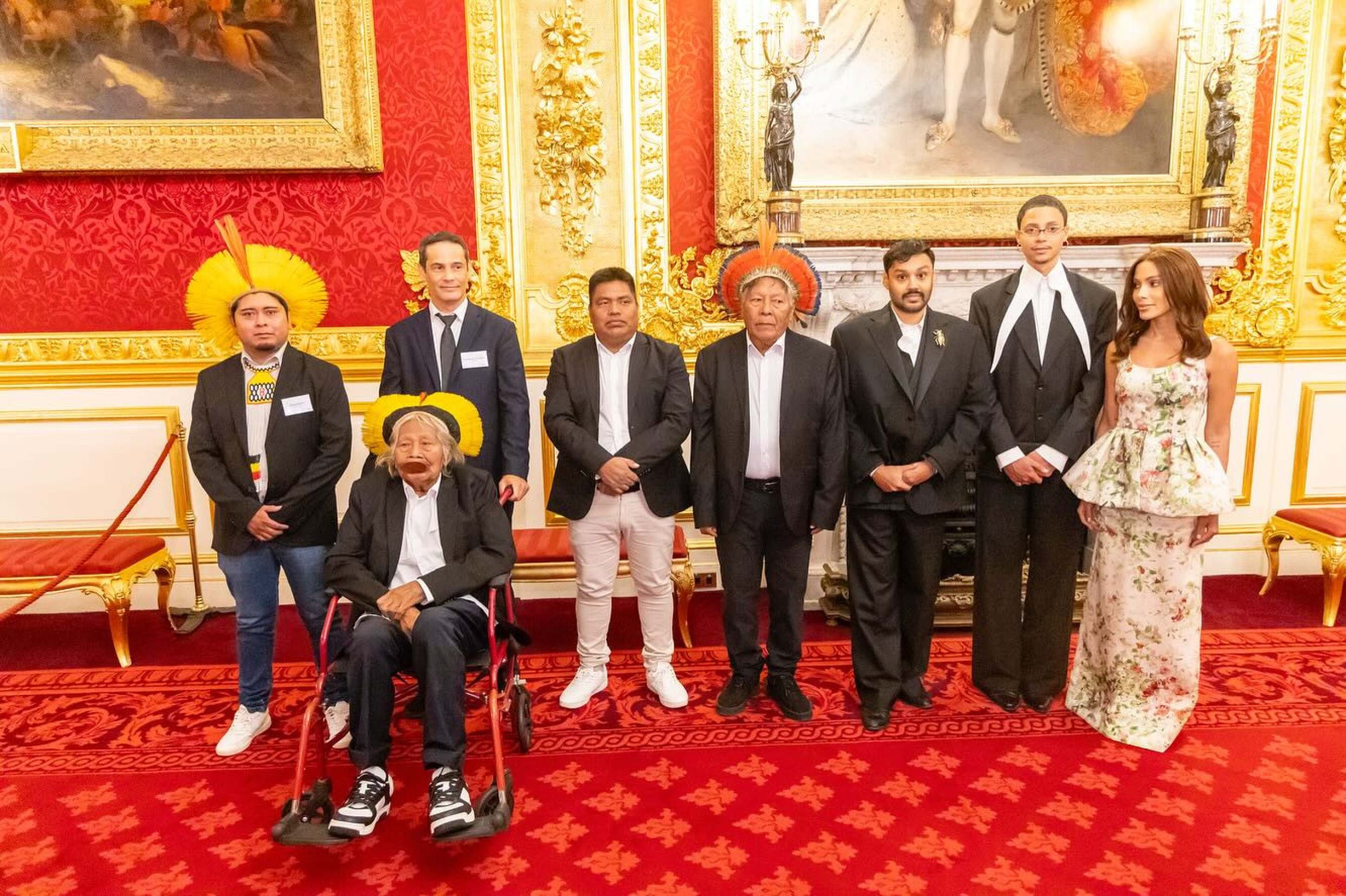 Anitta se encontra com Rei Charles III em evento sobre meio ambiente na Inglaterra