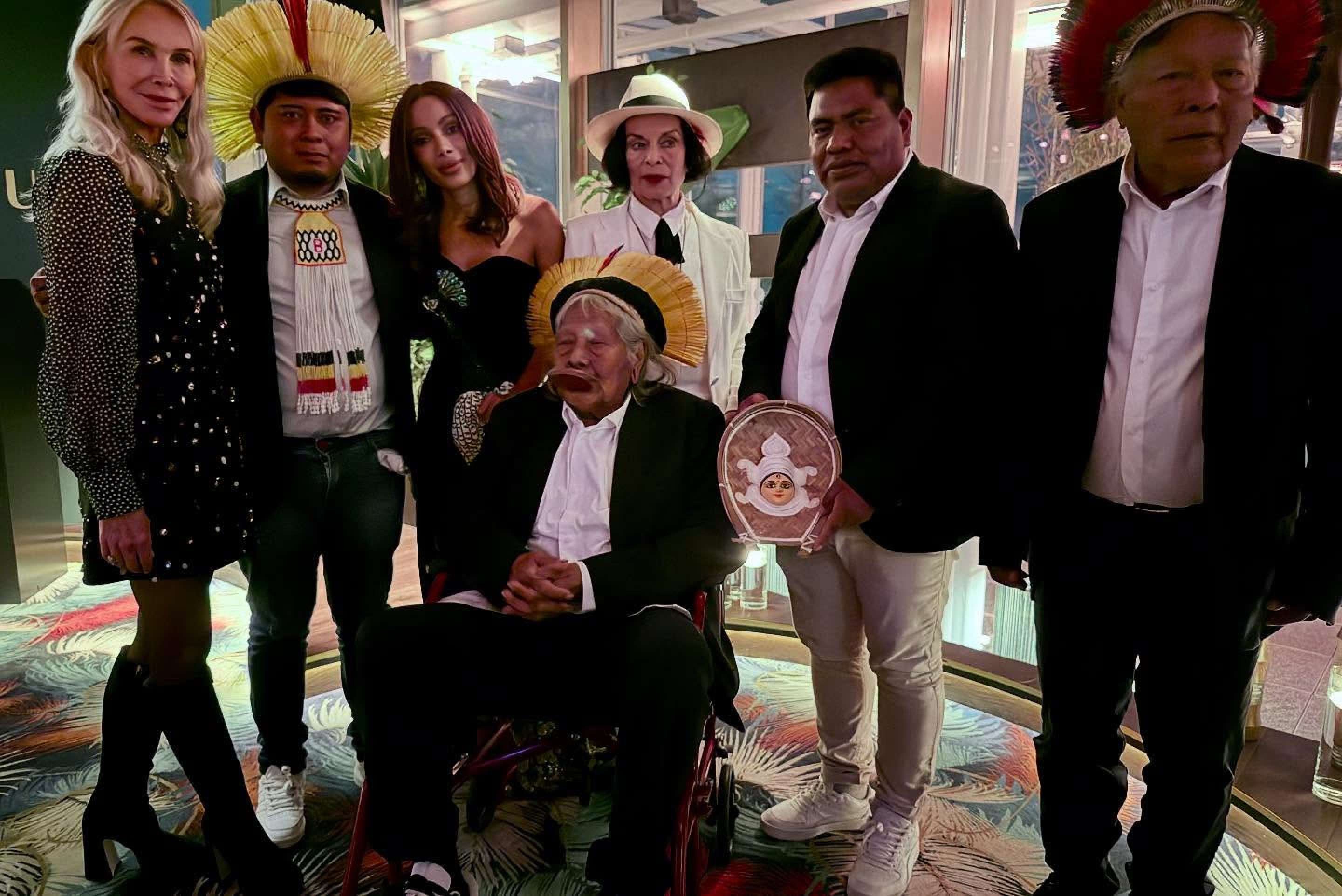 Anitta se encontra com Rei Charles III em evento sobre meio ambiente na Inglaterra