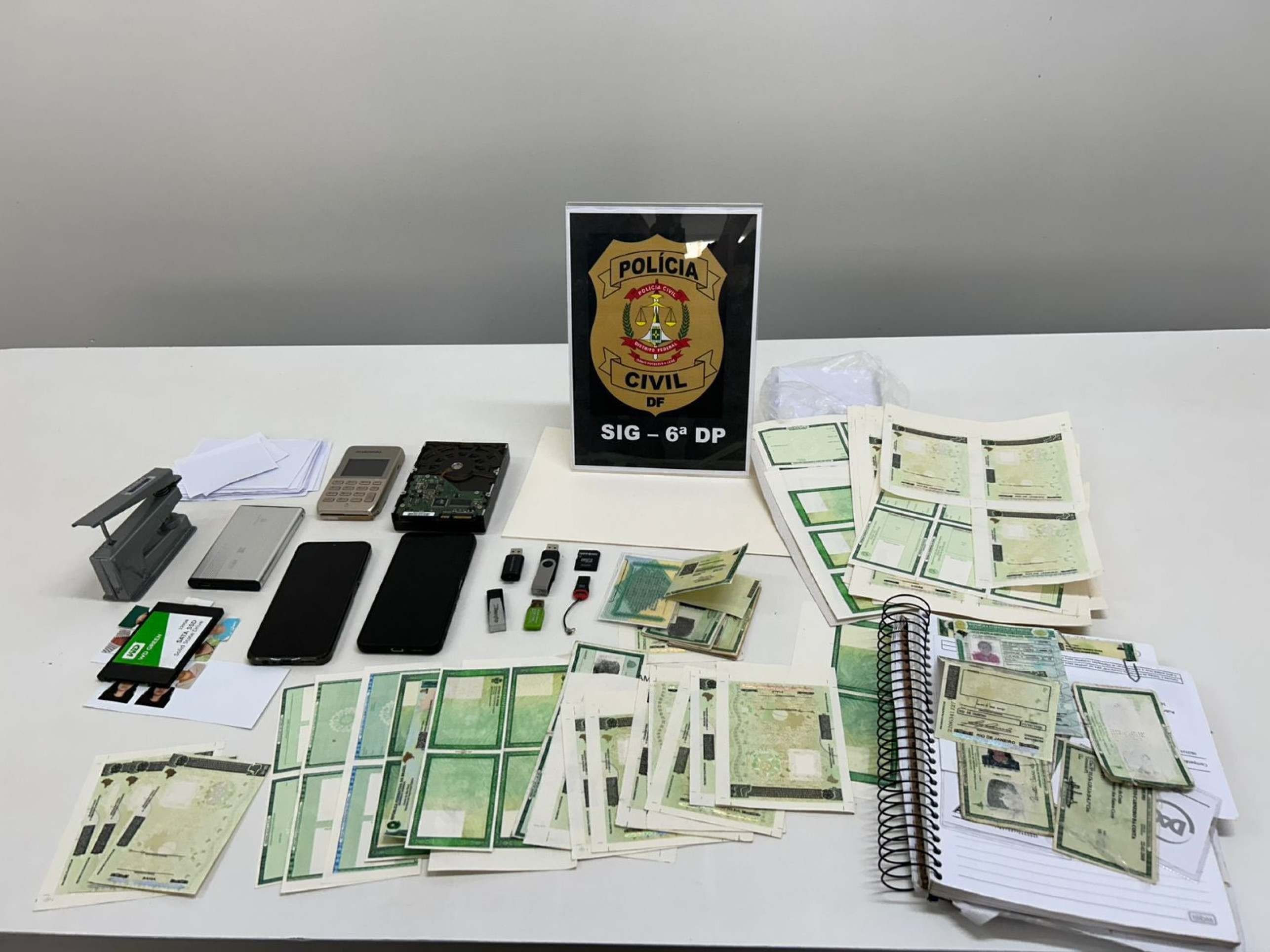 Falsificador de documentos é preso