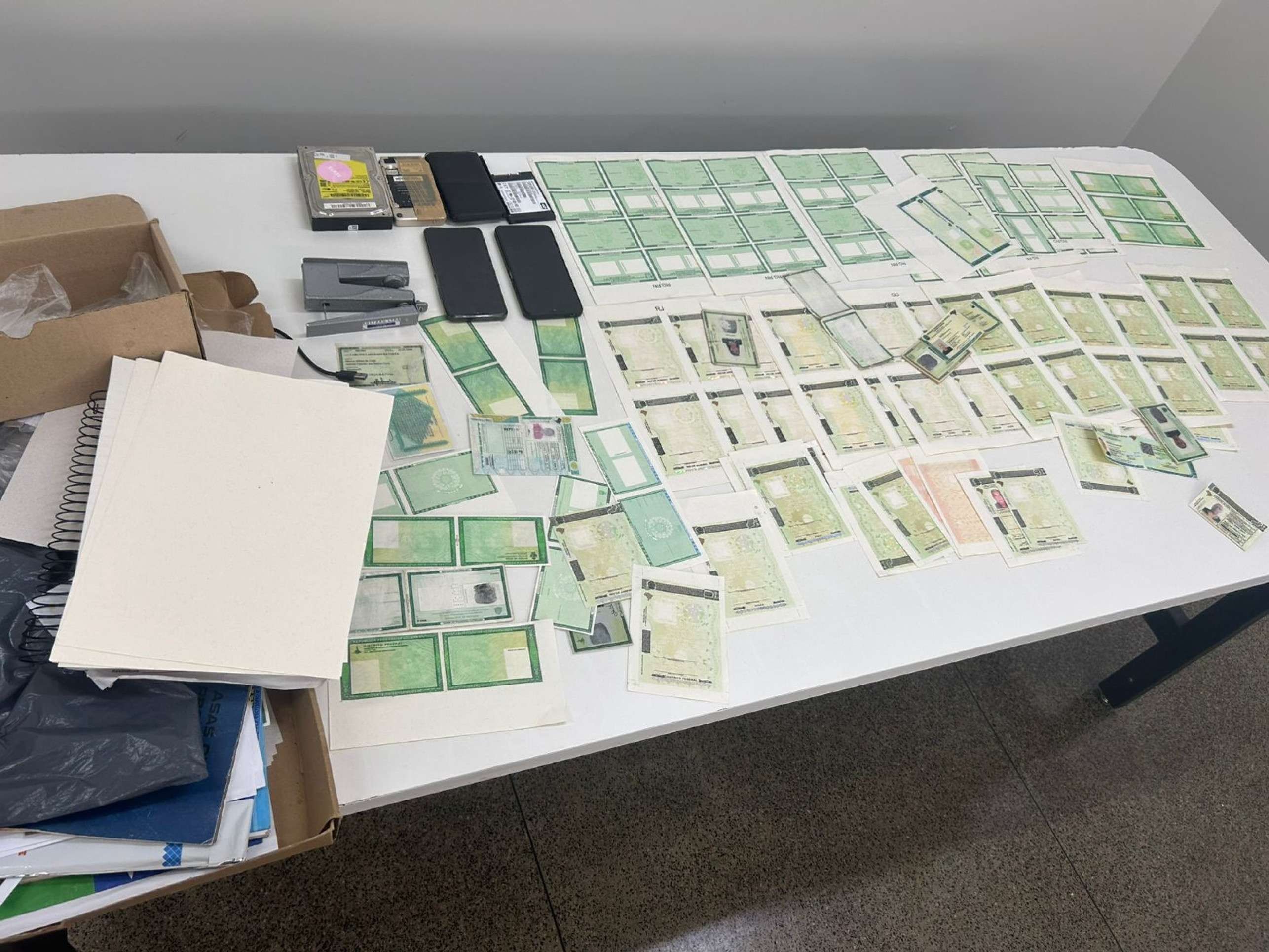 O suspeito comercializava cada documento falsificado por R$ 3 mil
