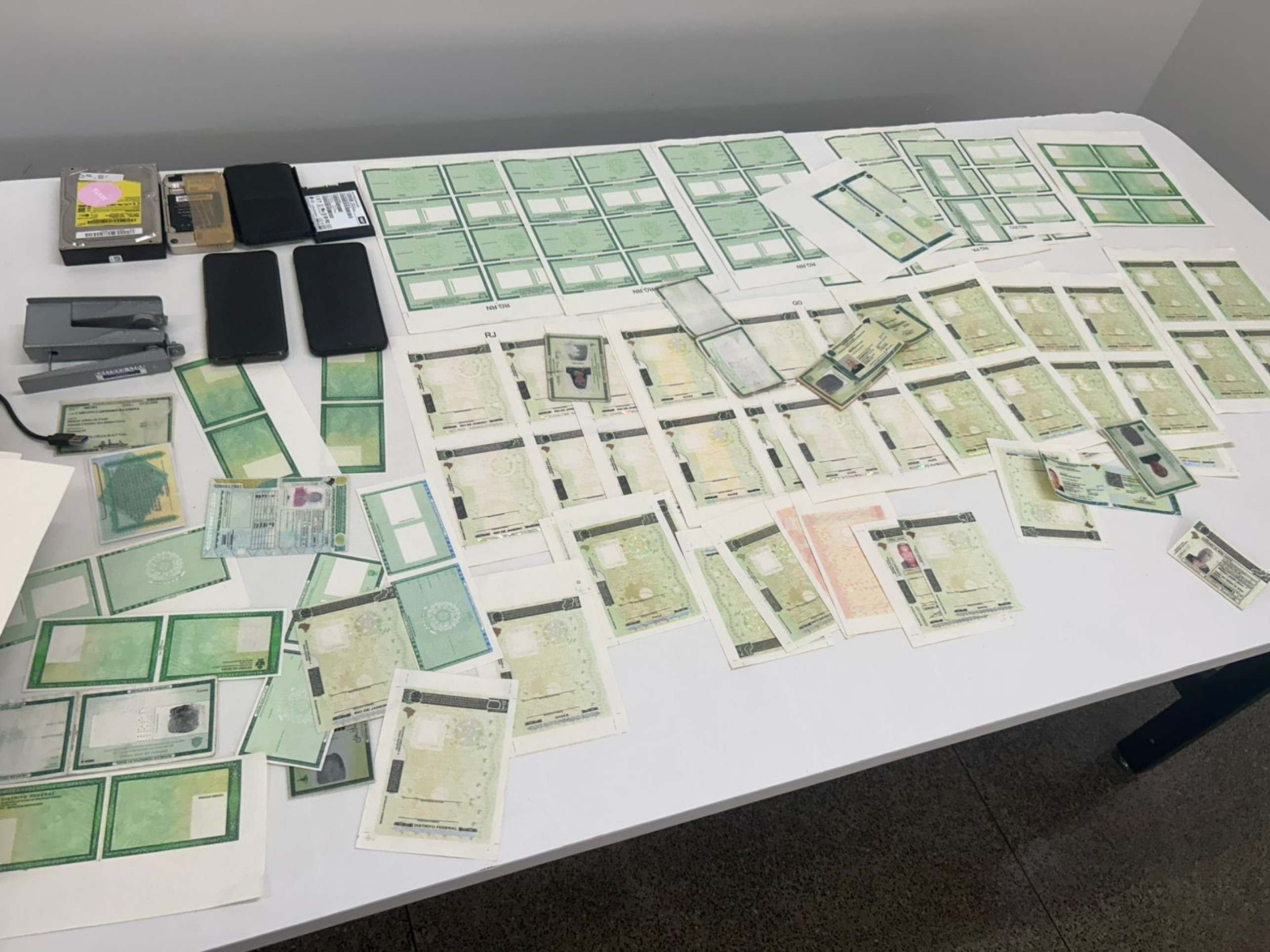O suspeito comercializava cada documento falsificado por R$ 3 mil