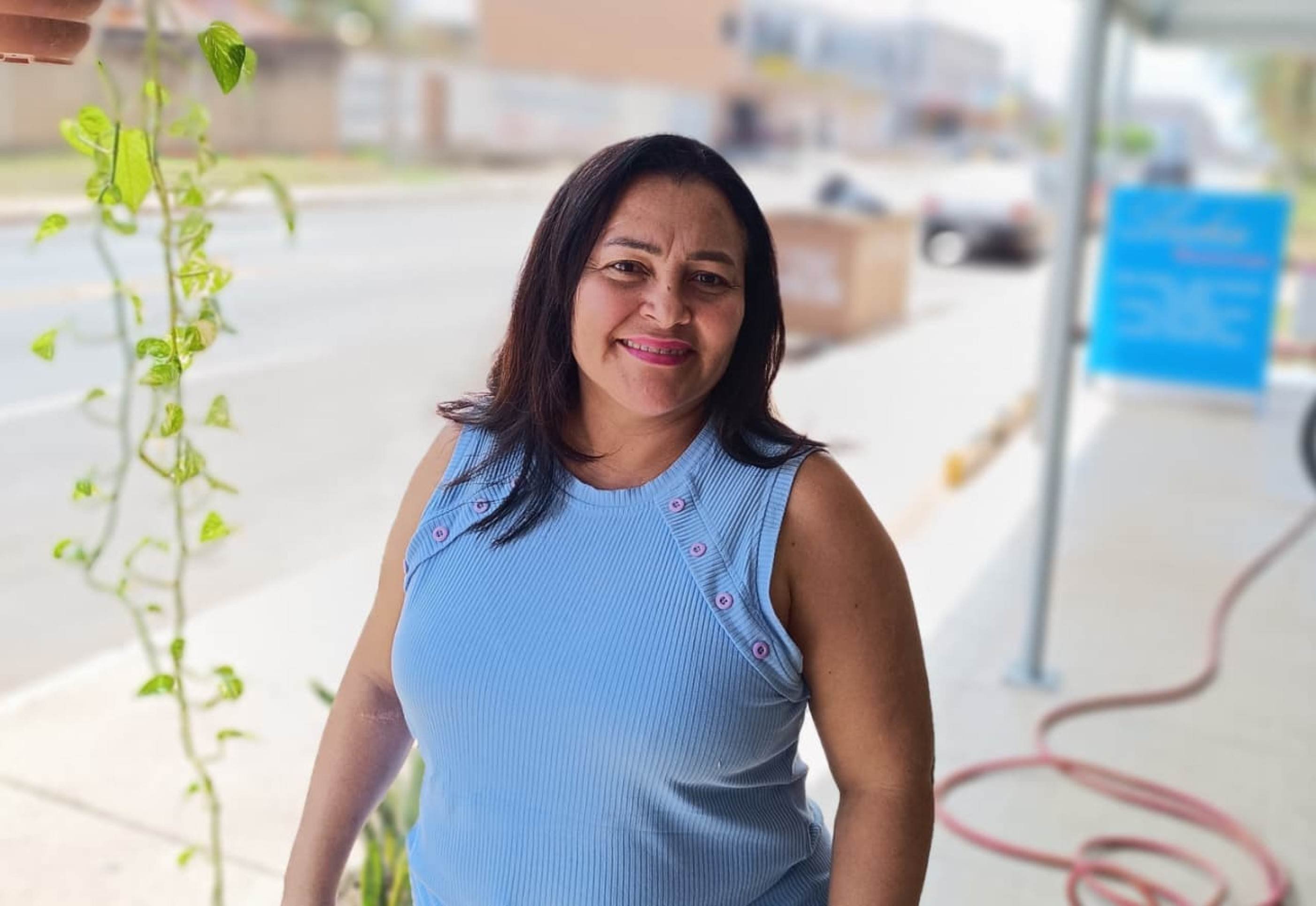 Marinalva j&aacute; precisou ajudar uma outra moradora da regi&atilde;o durante uma forte chuva