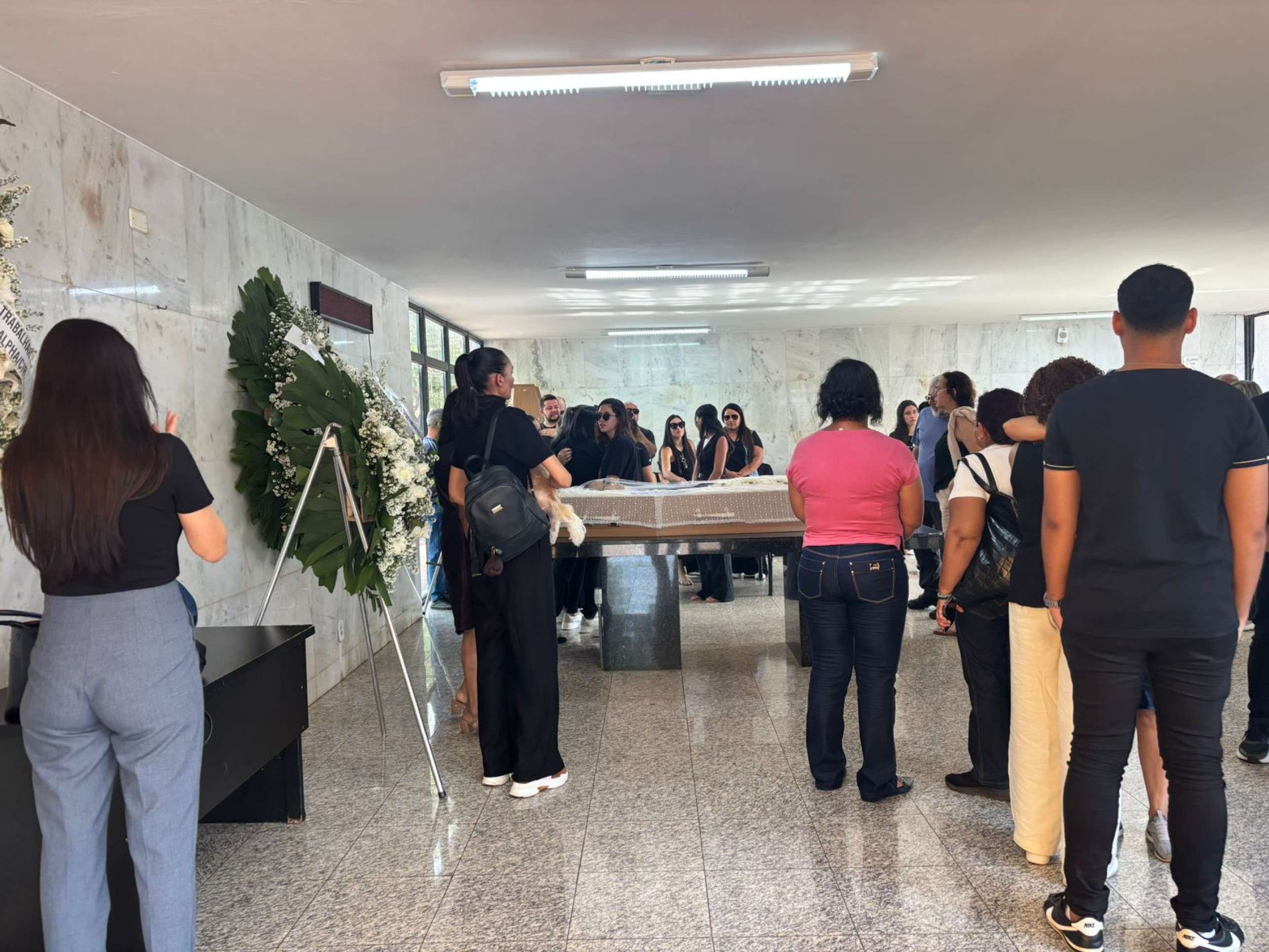 Familiares e amigos se despedem de policial penal assassinado 