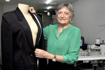 Francisca Fernandes costura desde adolescente e trabalha com isso há 40 anos -  (crédito: Marcelo Ferreira/CB/D.A Press)