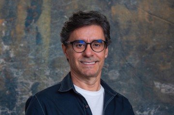 Das notícias às novelas: jornalista do DF é coautor de 