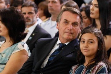 O ex-presidente Jair Bolsonaro ao lado da filha, Laura
 -  (crédito: Reprodução/Facebook)