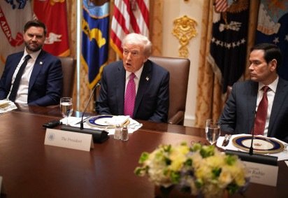 Trump; o vice-presidente J.D. Vance (E); e o secretário de Estado, Marco Rubio, durante reunião com Zelensky na Casa Branca  -  (crédito: Andrew Harnik/Getty Images/AFP)