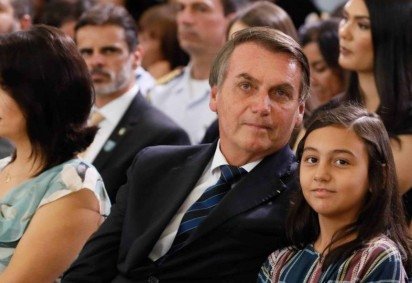 O ex-presidente Jair Bolsonaro ao lado da filha, Laura
 -  (crédito: Reprodução/Facebook)