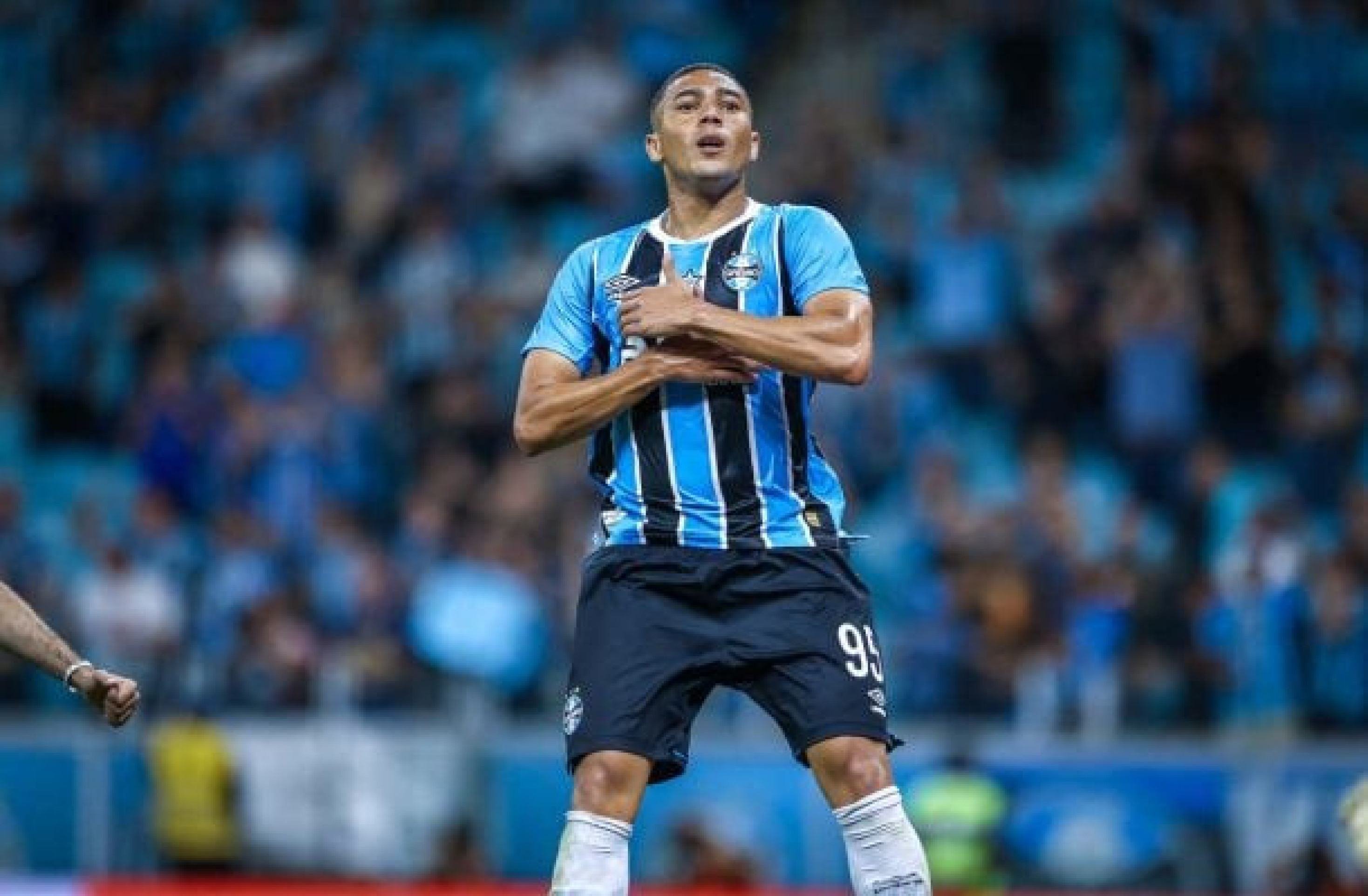 De volta, Marcos Rocha e Carlos Vinicius são essenciais para triunfo do Grêmio