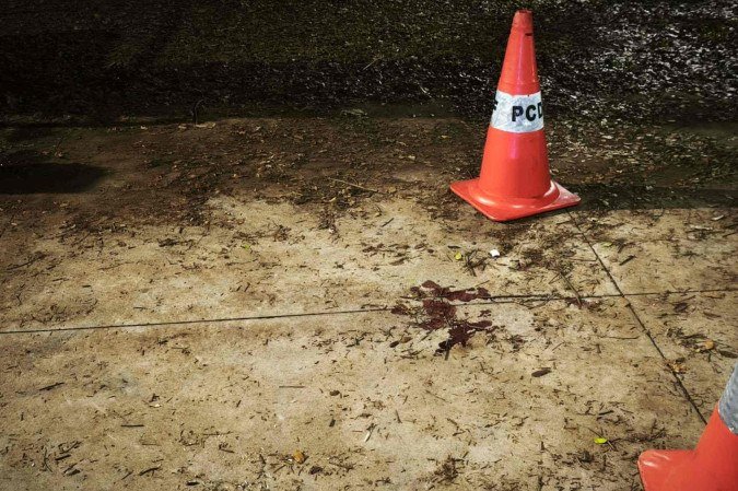 No local em que Isaac caiu ficaram as marcas do crime 