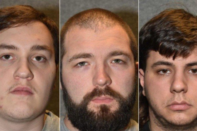 O trio havia acumulado um estoque de armas como parte de seu planejamento para ataques - (crédito: Policiamento Antiterrorismo do Reino Unido) O trio havia acumulado um estoque de armas como parte de seu planejamento para ataques - (crédito: Policiamento Antiterrorismo do Reino Unido)