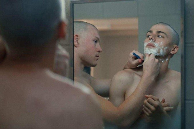 <em>Boots</em> conta a história de um adolescente gay que não saiu do armário (interpretado por Miles Heizer, à direita), que se alista no Corpo de Fuzileiros Navais dos Estados Unidos - (crédito: Netflix) <em>Boots</em> conta a história de um adolescente gay que não saiu do armário (interpretado por Miles Heizer, à direita), que se alista no Corpo de Fuzileiros Navais dos Estados Unidos - (crédito: Netflix)