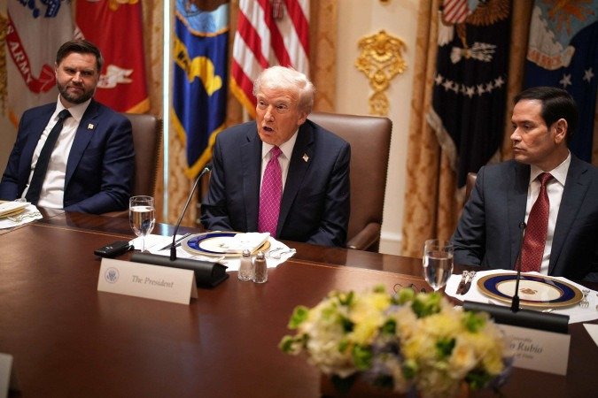Trump; o vice-presidente J.D. Vance (E); e o secretário de Estado, Marco Rubio, durante reunião com Zelensky na Casa Branca  -  (crédito: Andrew Harnik/Getty Images/AFP)