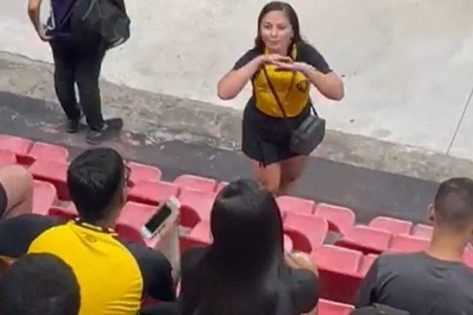 Mulher descobre traição durante jogo do Sport, na Ilha do Retiro -  (crédito: Foto: Reprodução)