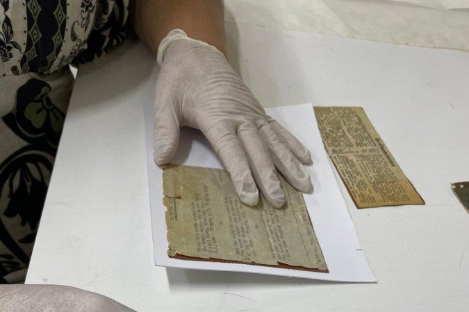 Momento de análise da obra para conservação -  (crédito: Divulgação curso Conservação Preventiva para Acervos Pessoais e Institucionais)