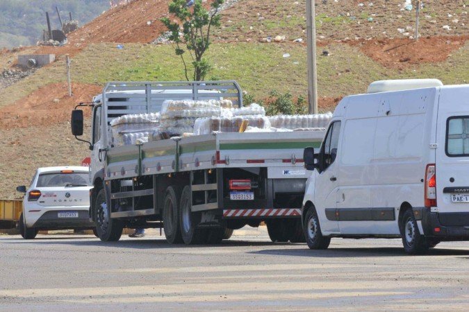 Descarte de bebidas no Aterro Sanitário de Brasília -  (crédito: Marcelo Ferreira/CB/D.A. Press)