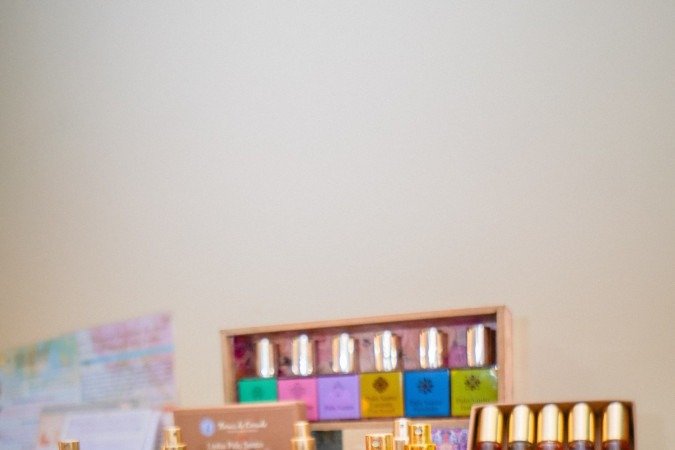 A aromaterapia trata sintomas, como ansiedade, estresse, insônia, humor, libido etc.