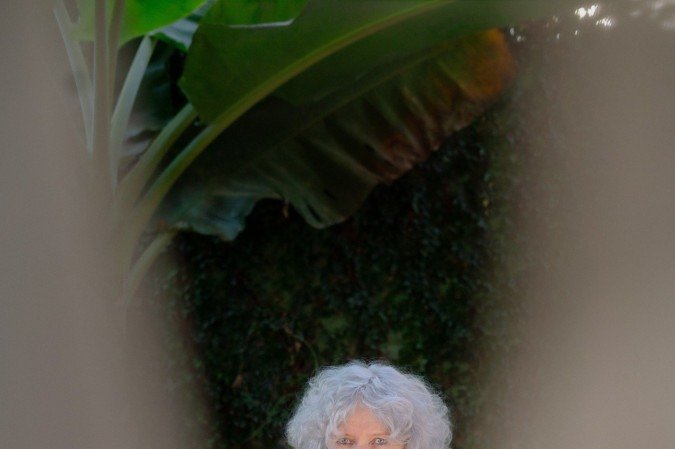 Terapeuta holística Izamara Meyer realiza limpeza energética