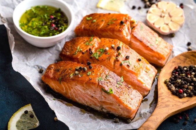 Salmão com limão e alho (Imagem: Elena Eryomenko | Shutterstock) - (crédito: EdiCase) Salmão com limão e alho (Imagem: Elena Eryomenko | Shutterstock) - (crédito: EdiCase)