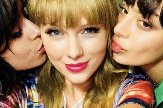 Taylor Swift reacende rumores de rivalidade com Charli XCX - (crédito: TMJBrazil) Taylor Swift reacende rumores de rivalidade com Charli XCX - (crédito: TMJBrazil)