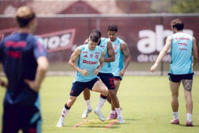 Treinamento do Flamengo no Ninho do Urubu contou com visita inesperada - (crédito: Foto: Adriano Fontes/Flamengo) Treinamento do Flamengo no Ninho do Urubu contou com visita inesperada - (crédito: Foto: Adriano Fontes/Flamengo)