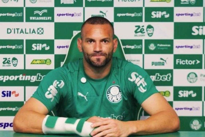 Com lesão na mão, Weverton está fora de Flamengo x Palmeiras - (crédito: Foto: Reprodução/Palmeiras) Com lesão na mão, Weverton está fora de Flamengo x Palmeiras - (crédito: Foto: Reprodução/Palmeiras)