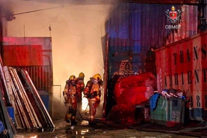 Incêndio atinge ferro-velho em Ceilândia durante a madrugada - (crédito: CBMDF/Divulgação) Incêndio atinge ferro-velho em Ceilândia durante a madrugada - (crédito: CBMDF/Divulgação)