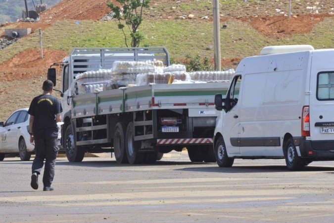 Vigilância Sanitária descarta mais de 23 mil litros de bebidas irregulares  -  (crédito: Marcelo Ferreira CB/DA Press)