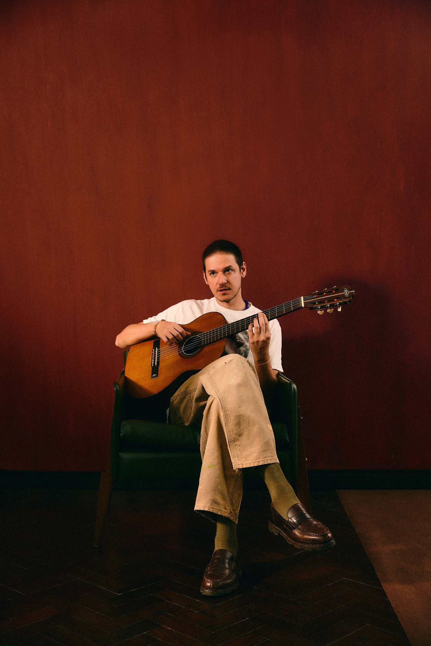 A voz e o violão de Rubel em show no Teatro dos Bancários nesta sexta