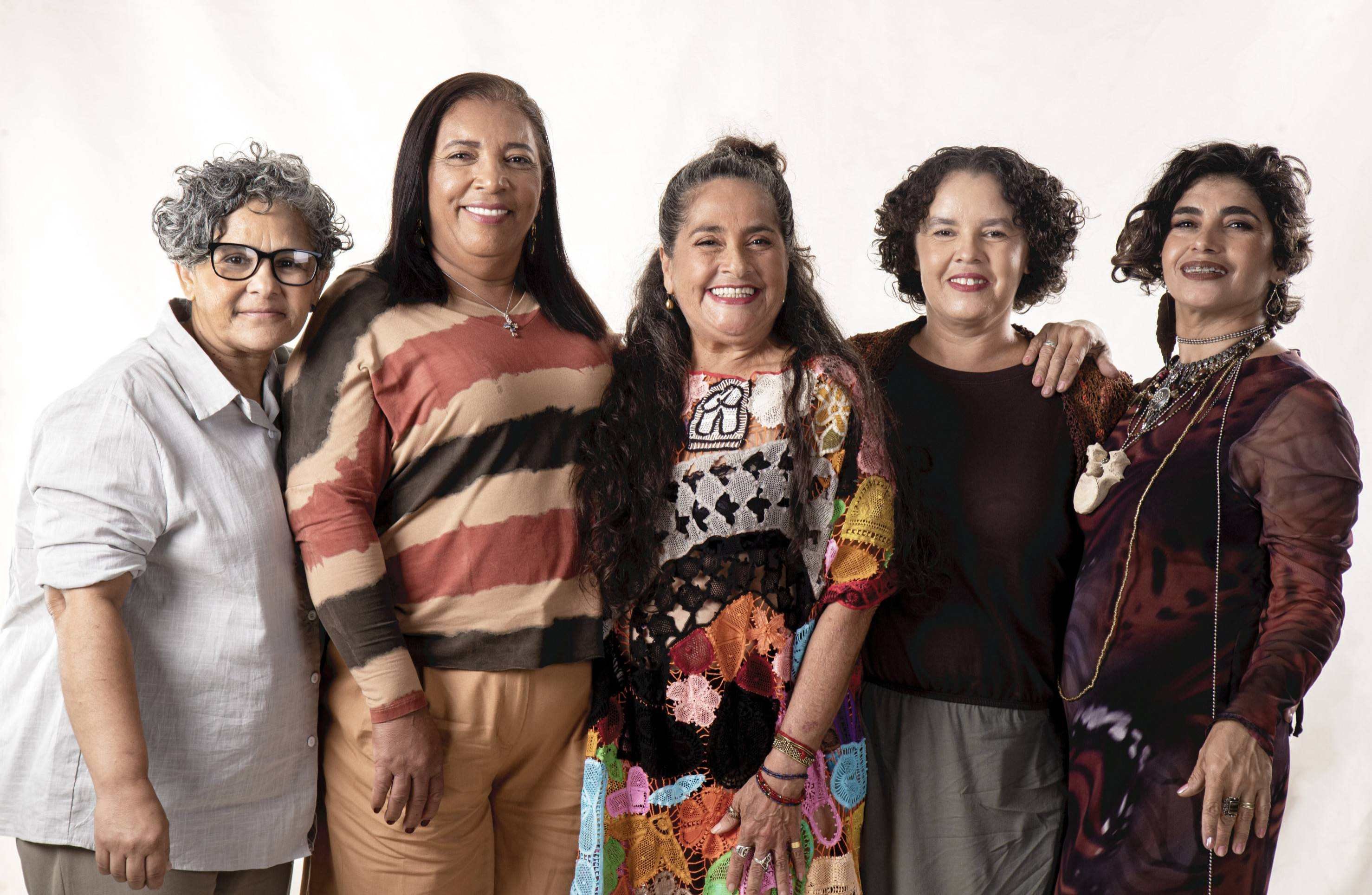 Artes&atilde;s pernambucanas respons&aacute;veis pela mostra com pe&ccedil;as em barro e madeira