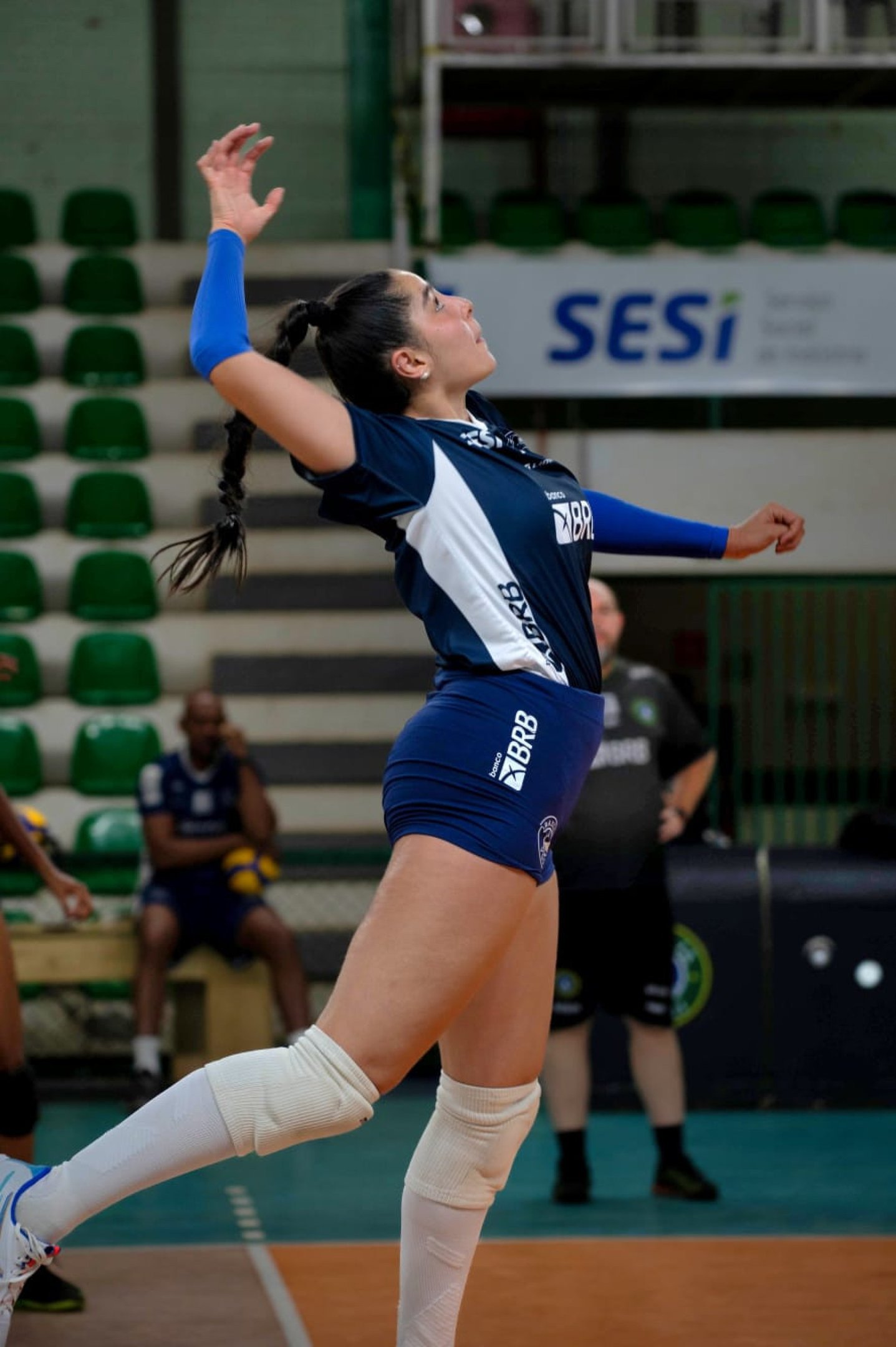 Mel Folhas, ponteira do Bras&iacute;lia V&ocirc;lei, saca durante treino 