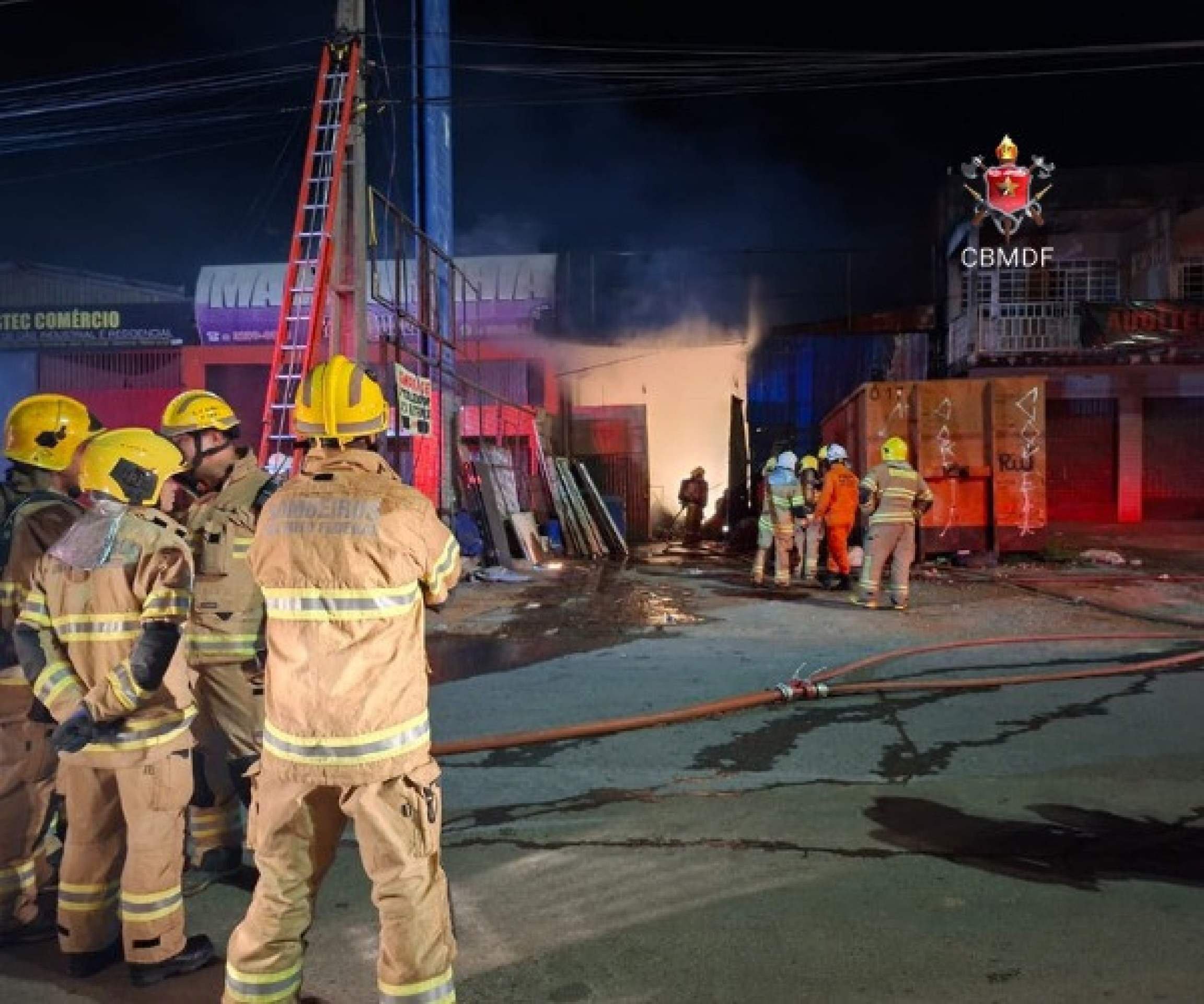 Inc&ecirc;ndio atinge ferro-velho em Ceil&acirc;ndia durante a madrugada 