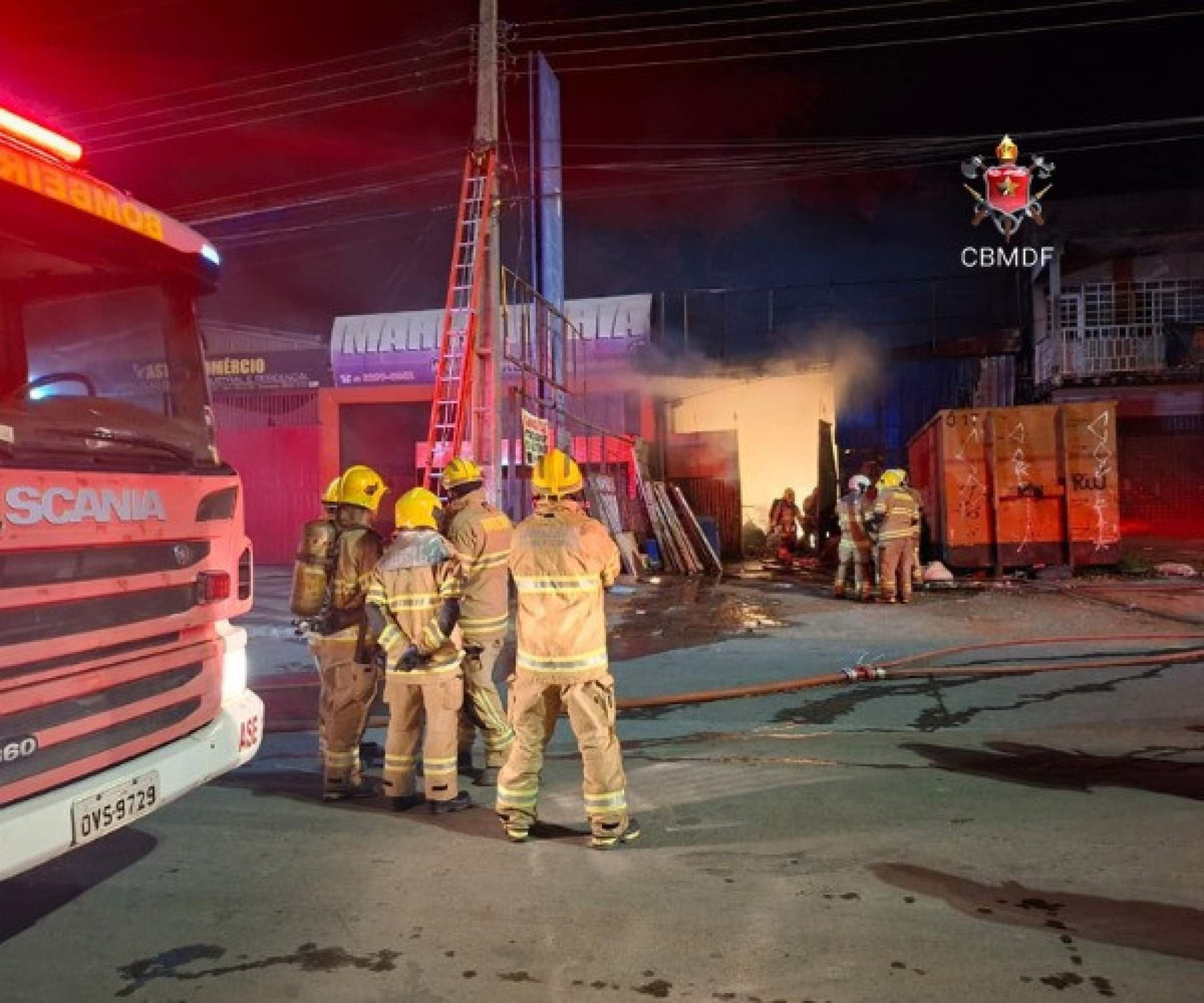Inc&ecirc;ndio atinge ferro-velho em Ceil&acirc;ndia durante a madrugada 