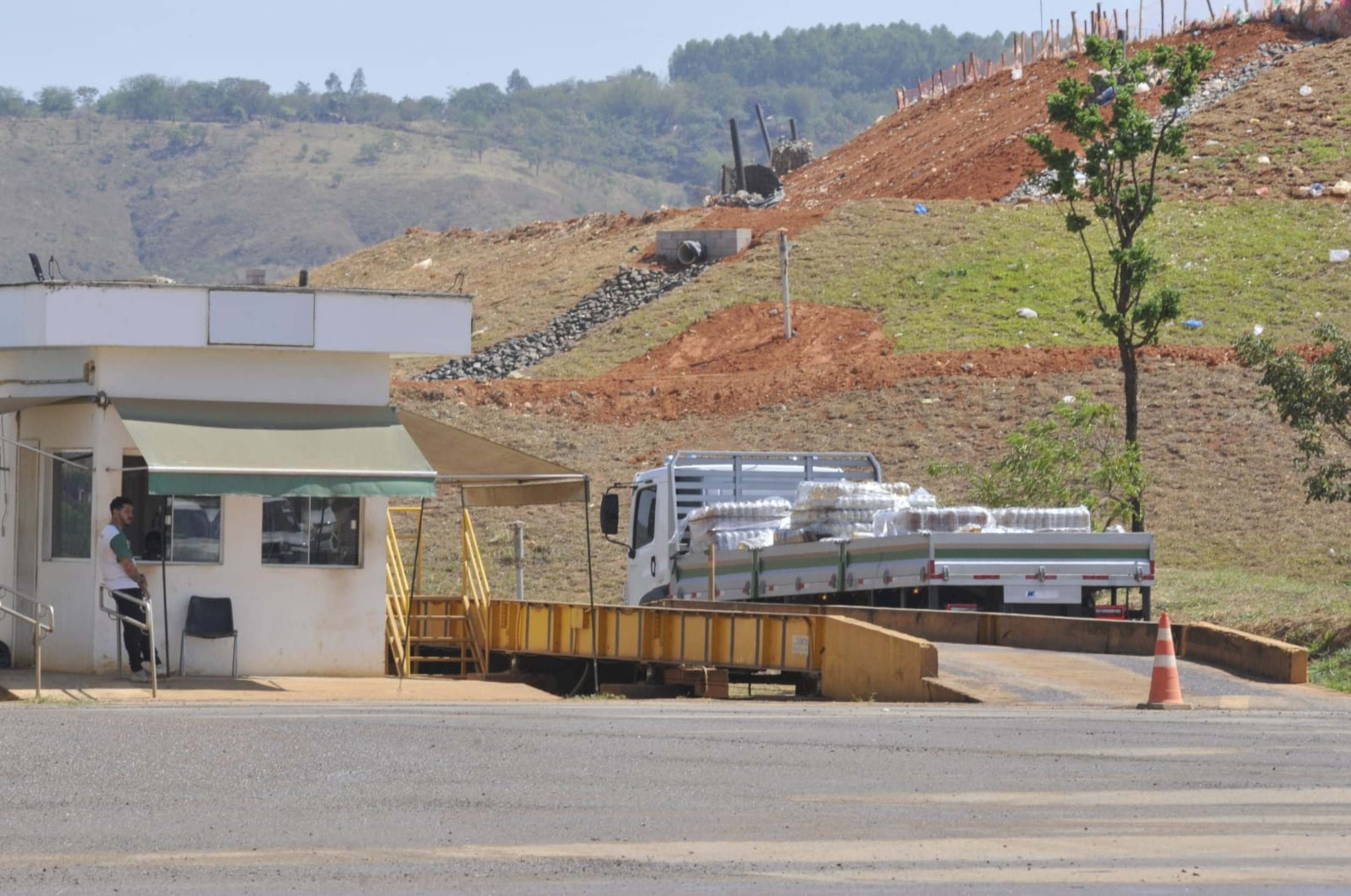 Vigilância Sanitária descarta mais de 23 mil litros de bebidas irregulares 