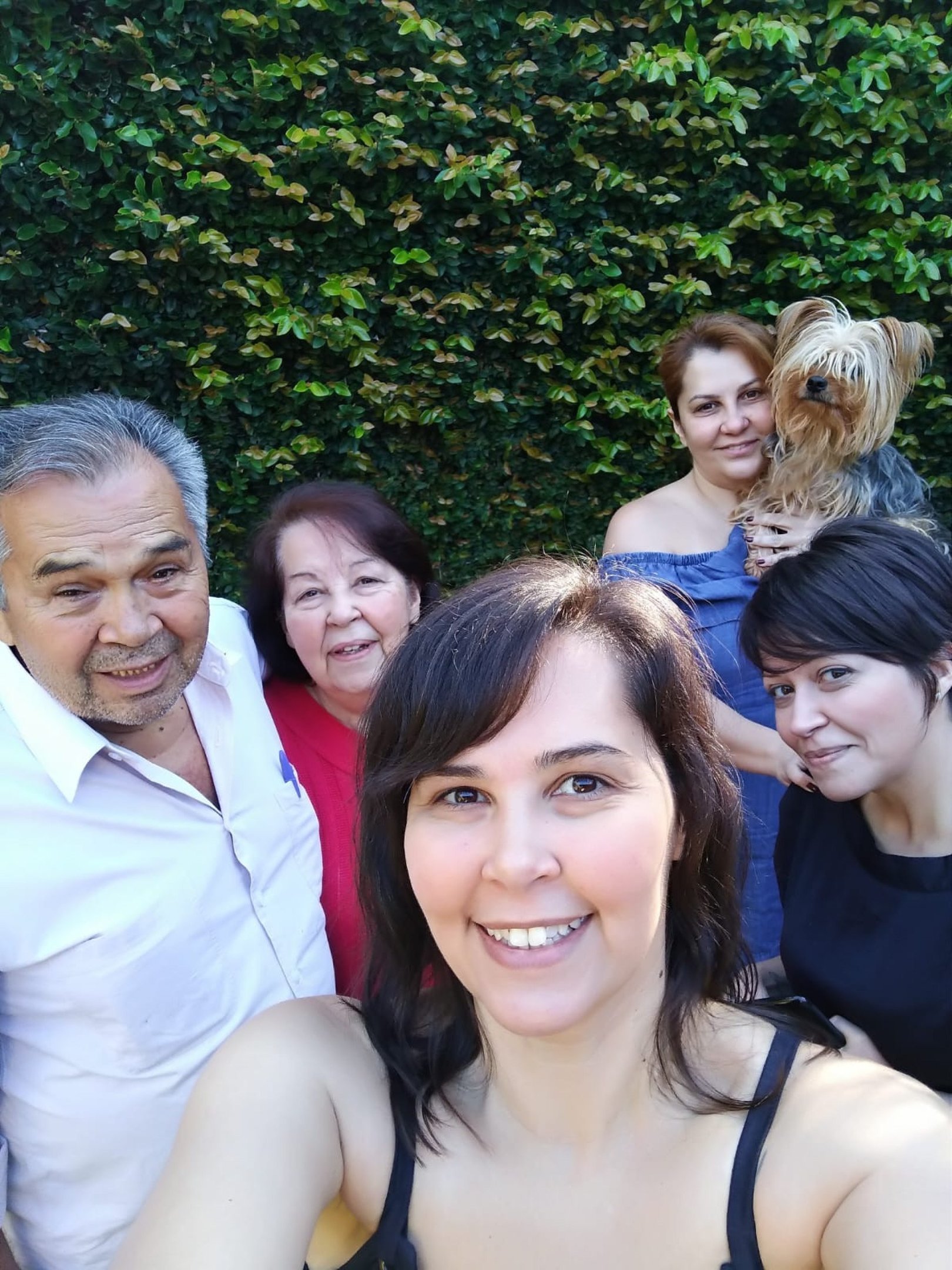 Francisco com a mulher, Consuelo, e as filhas Val&eacute;ria (centro), La&iacute;s e Maira (D)