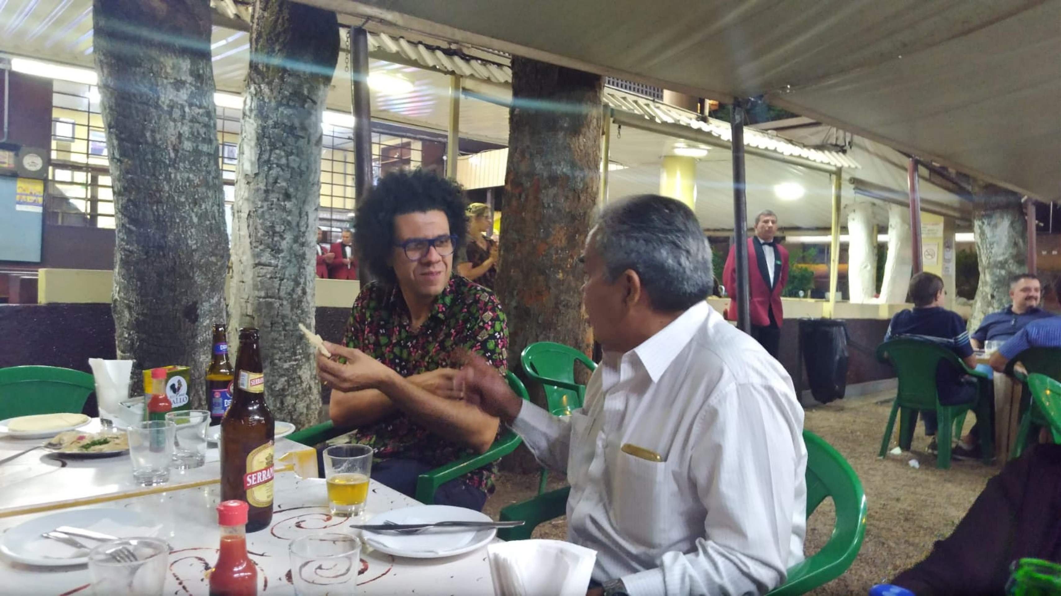 O professor Francisco Feitoza com o m&uacute;sico Hamilton de Holanda, seu ex-aluno