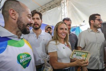 Celina Leão visita a abertura da feira #NoEntornoTem, no Complexo Cultural da Torre de TV -  (crédito: Paulo H. Carvalho/Agência Brasília)