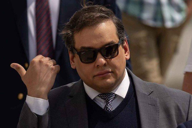 Quem é George Santos, ex-congressista condenado a 7 anos de prisão que foi libertado após perdão de Trump -  (crédito: BBC Geral)