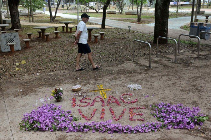 Isaac brincava com um amigo Isaac brincava com um amigo