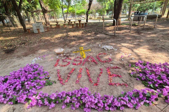 Moradores da 112 Sul prestaram homenagem ao estudante - (crédito: Minervino Júnior/CB/D.A.Press) Moradores da 112 Sul prestaram homenagem ao estudante - (crédito: Minervino Júnior/CB/D.A.Press)