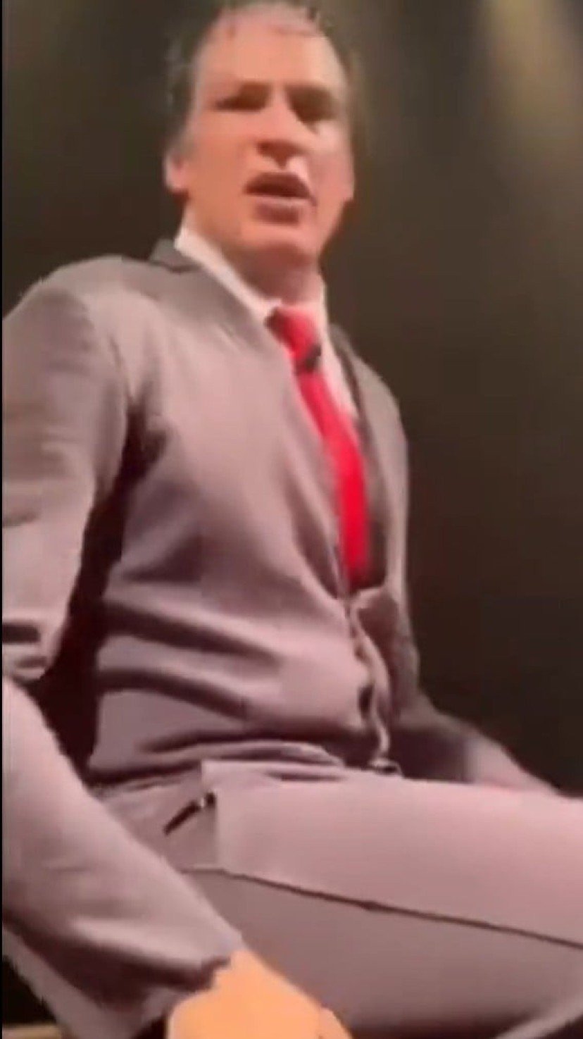 Irritado, Mateus Solano derruba celular de espectadora que filmava durante  peça